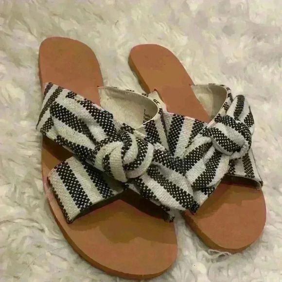 Beachy Sandals Size 7 - Picture 3 of 4